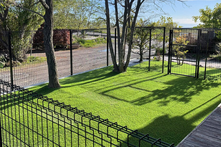 わんちゃん大はしゃぎ！メッシュフェンスと人工芝のドッグラン