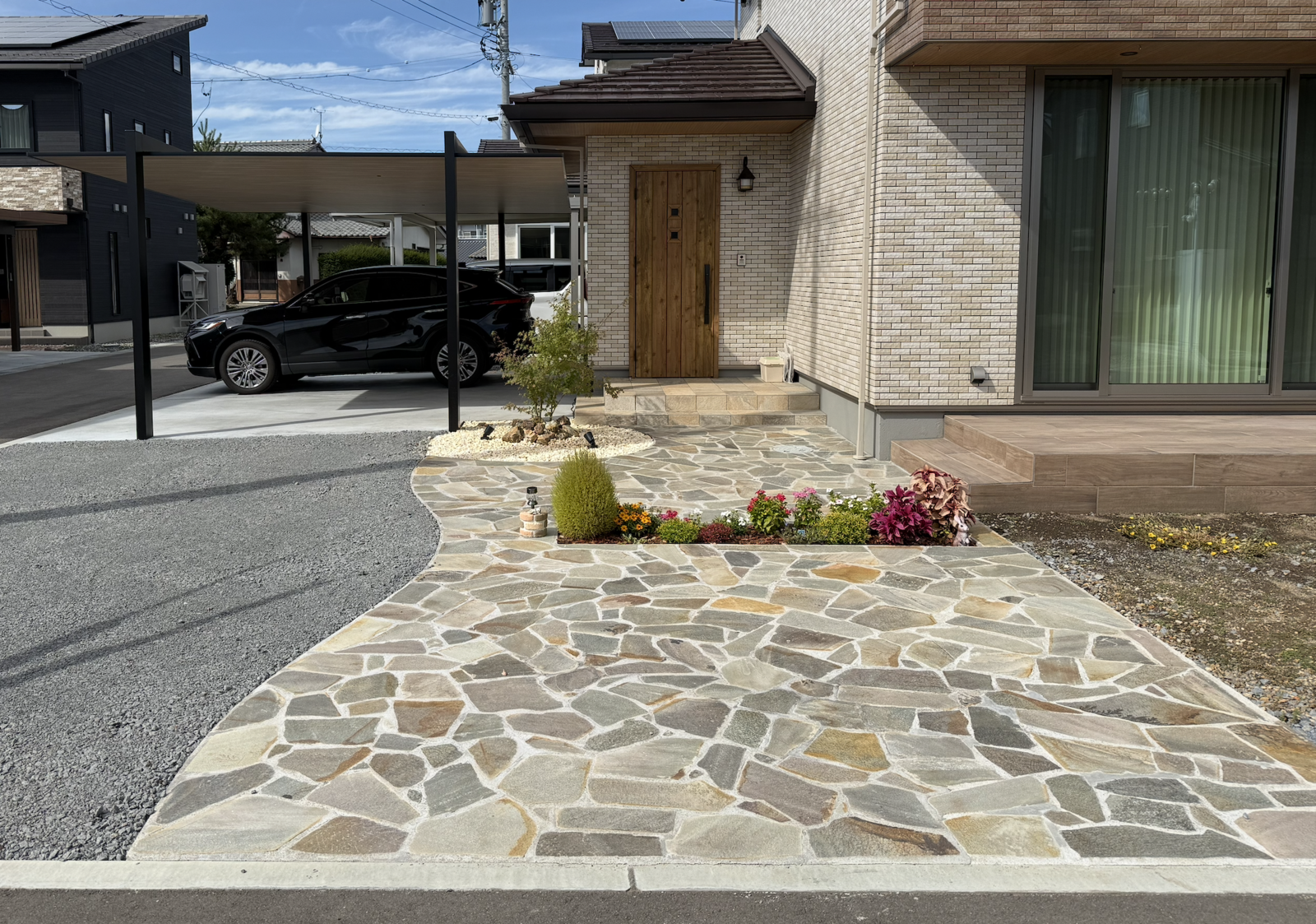 カーポートSCと乱形石が映える外構