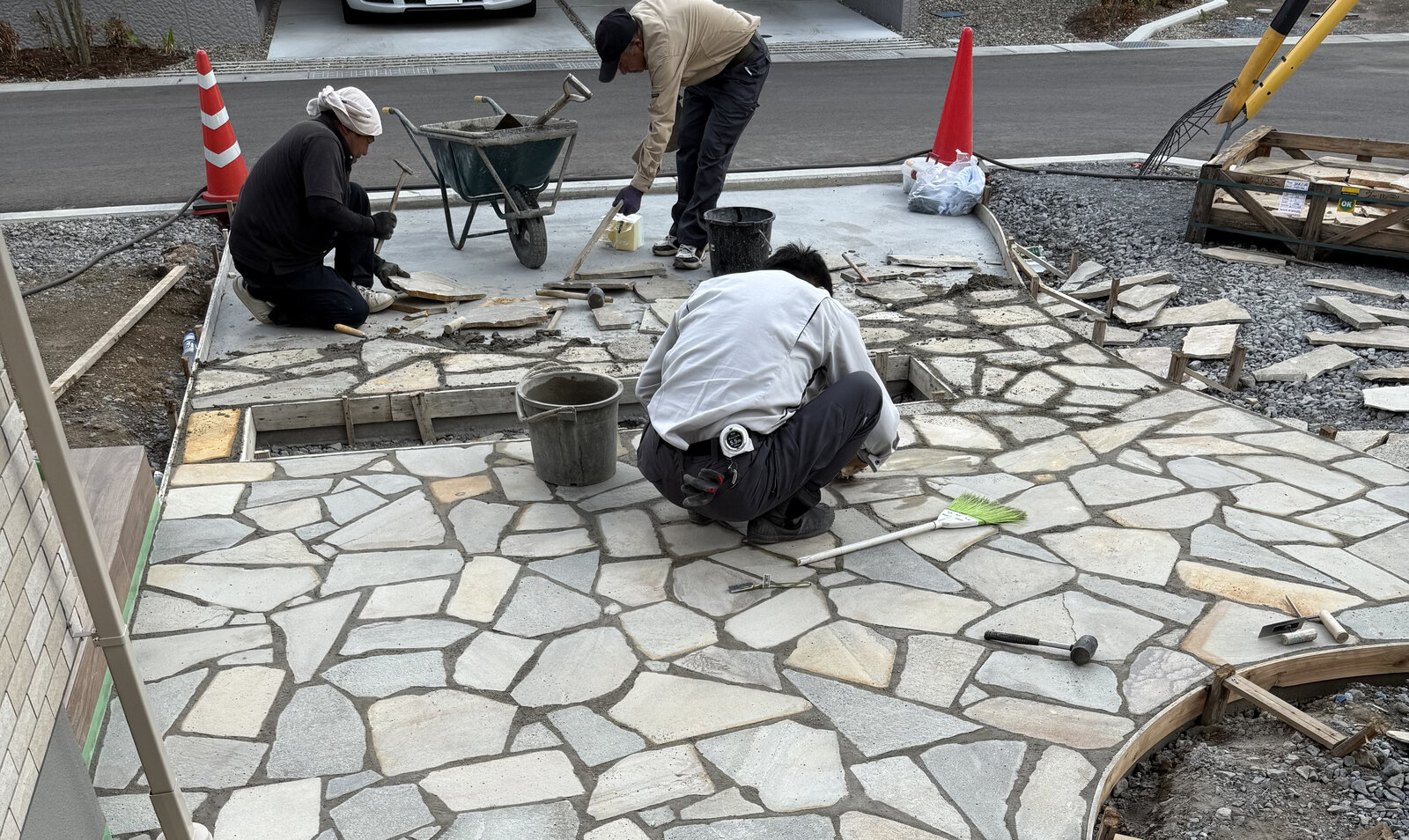 カーポートSCと乱形石が映える外構