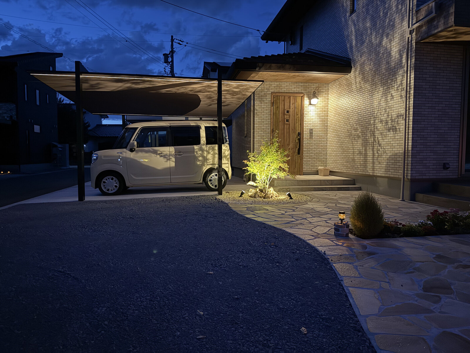 カーポートSCと乱形石が映える外構